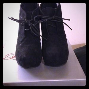 ✂REDUCED✂ Size 6 wedge booties