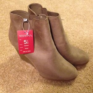 Brand new tan wedges size 5.5