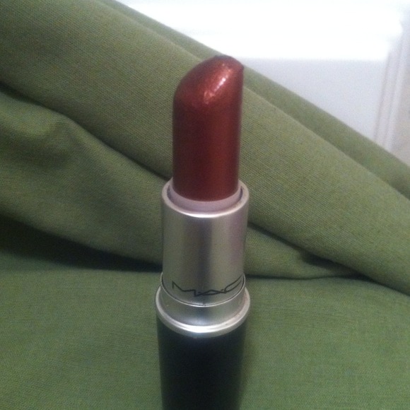 💢Sold in bundle MAC lipstick. 💄 👄
