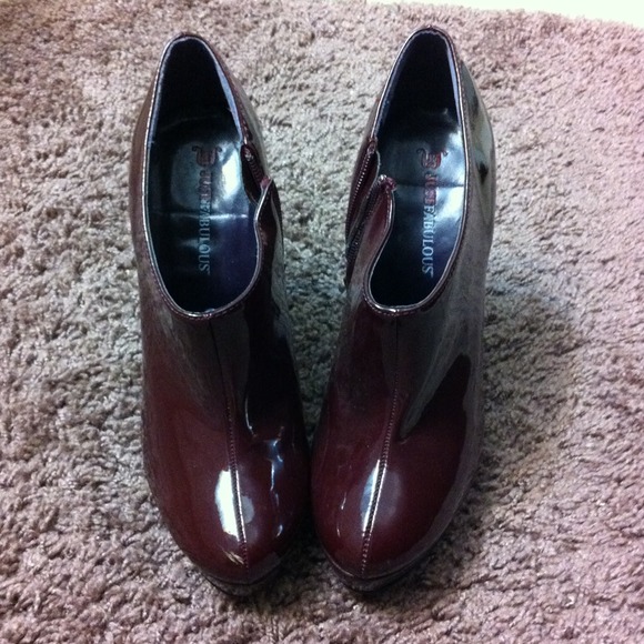 🌟HOST PICK 8/20🌟NWOT shiny leather booties- 8.5