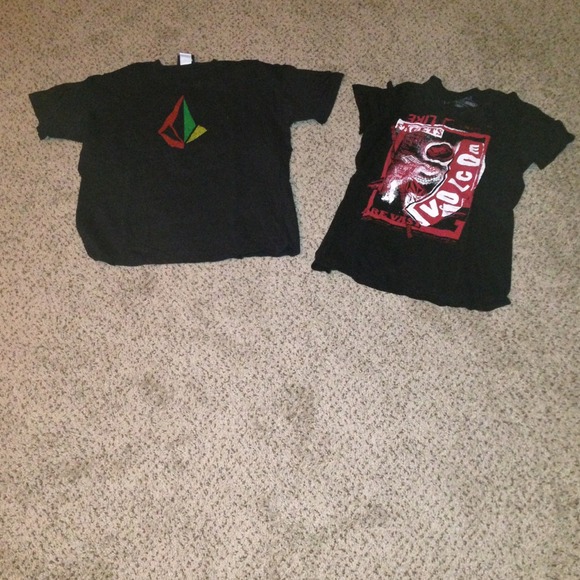2 volcom tees