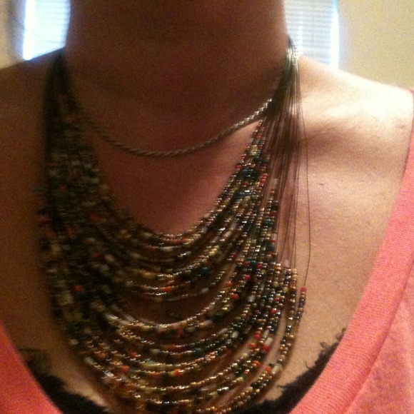 Beautiful layered beaded necklace. - Picture 3 of 4