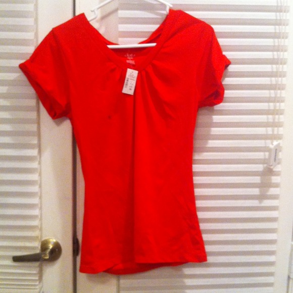 🔴Sold🔴 NWT simple cute red tee ! Slight v neck