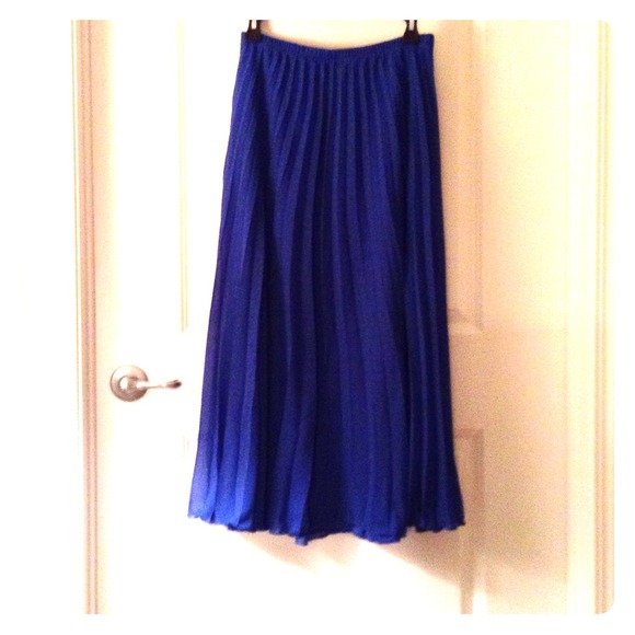 Pleated maxi skirt