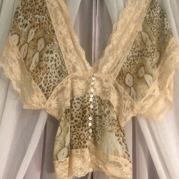 💢Reduced 💢Cute leopard and lace top