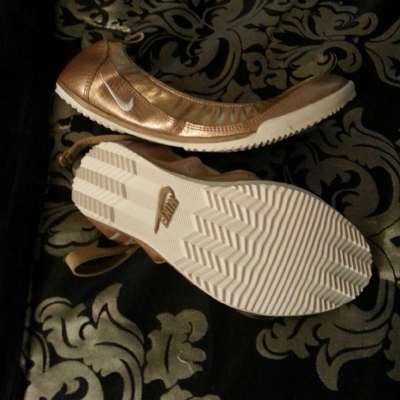 Nike flats