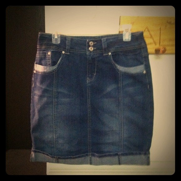 Great jean skirt super cute