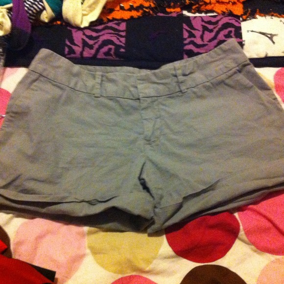 Grey shorts with a double button