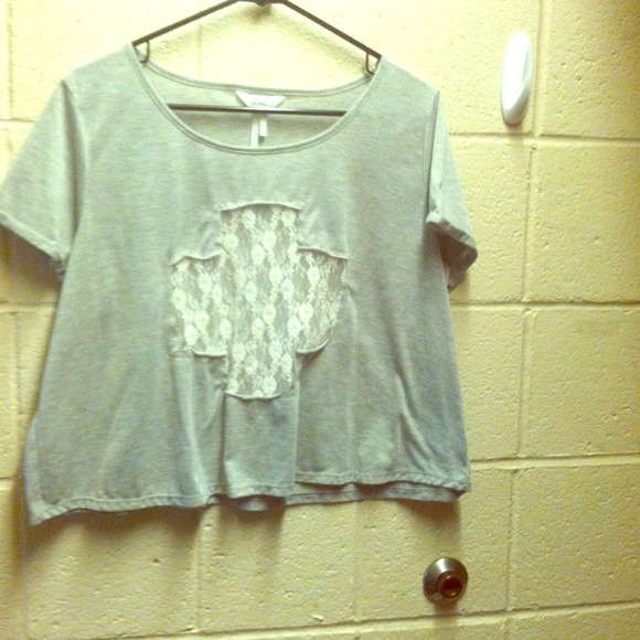 Adorable grey cross tshirt!