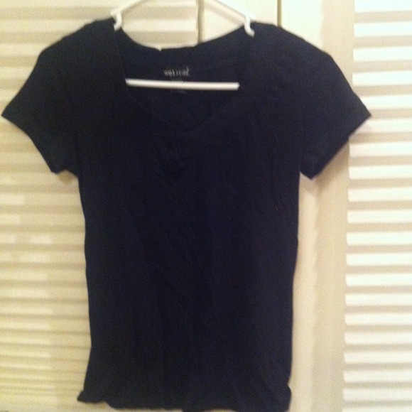 🔴Sold🔴 Black Vneck wetseal shirt!