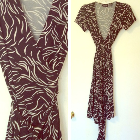❌BUNDLED❌ NY&CO feather print b&w wrap dress