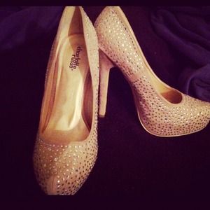 Gorgeous studded nude heels! Sz8