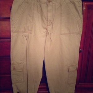 💥💥REDUCED💥💥Olive green cargo capris. 18 NWT