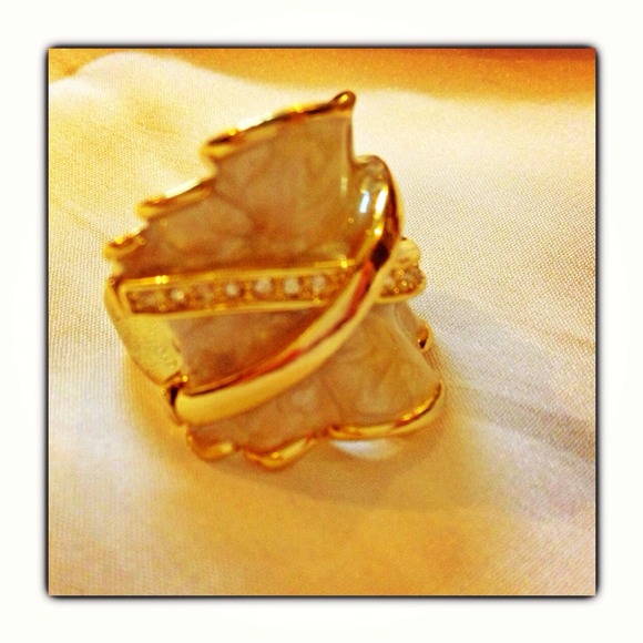 Glam Bold Gold Ring w/ Mother of Pearl