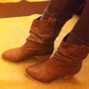 RESERVED. Brown cowgirl booties 😊