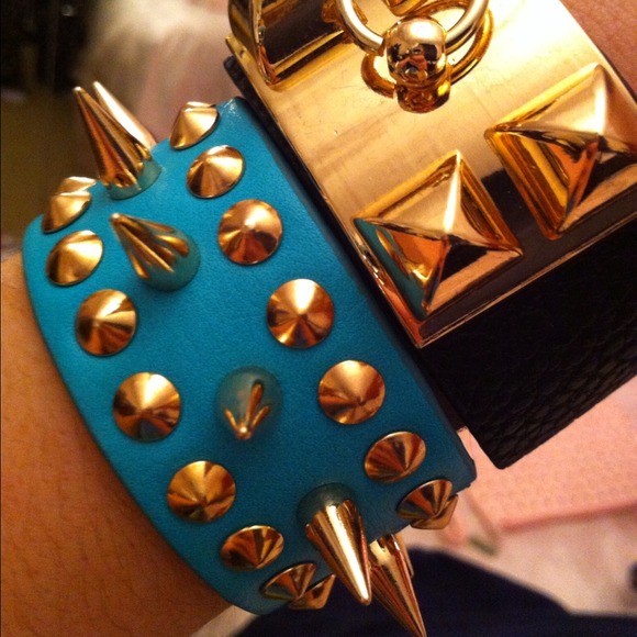 ❌SOLD❌NEW Turquoise Leather Cuff w/ Gold Spikes - Picture 3 of 4