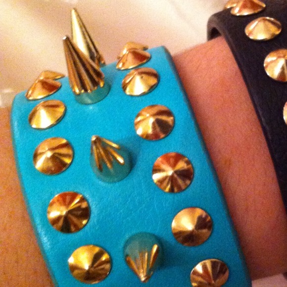 ❌SOLD❌NEW Turquoise Leather Cuff w/ Gold Spikes - Picture 4 of 4