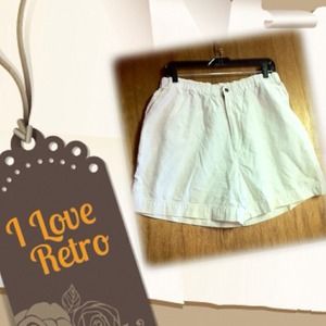 WHITE WINDGIDGE SHORTS SIZE. LARGE EUC