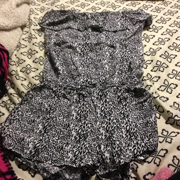 👆👆SOLD👆👆Black and white romper