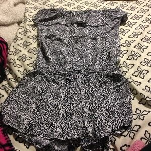 👆👆SOLD👆👆Black and white romper