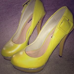 Michael Antonio stiletto mustard heels!