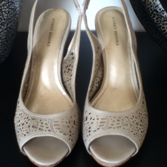 AUDREY BROOKE Pumps - Picture 2 of 3