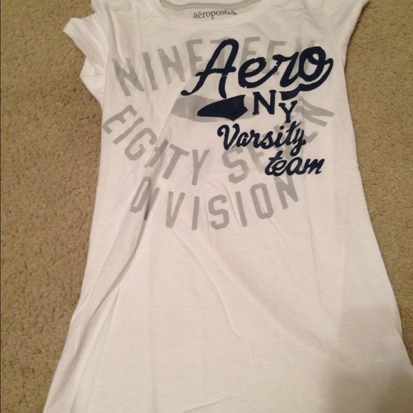 White Aéropostale t shirt.