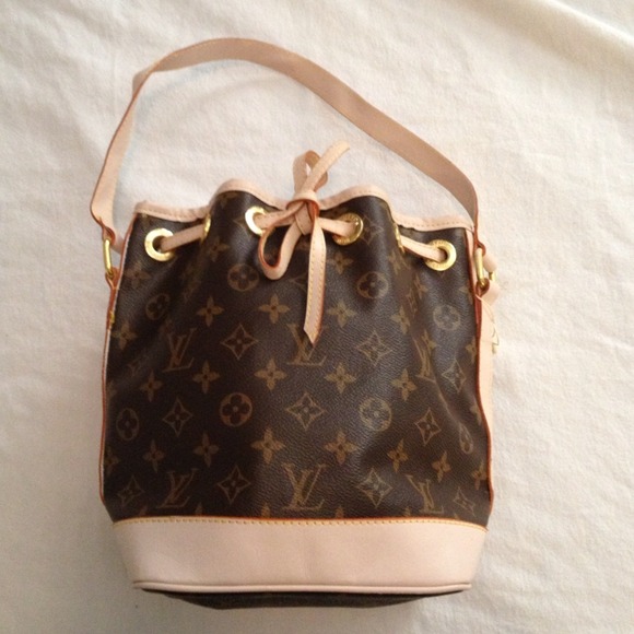 RESERVED for @mizzic 👛 LV purse
