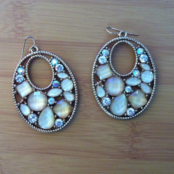 Must go!! Fashionable gold earrings