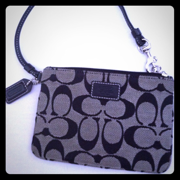 ⬇Reduced authentic coach legacy signature wristlet