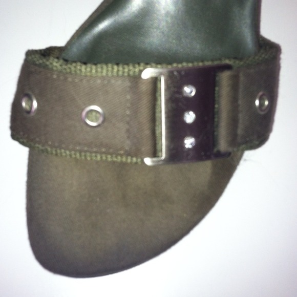 Sold-Bundle - Kenneth Cole sandals💋 and gap shirt - Picture 3 of 4