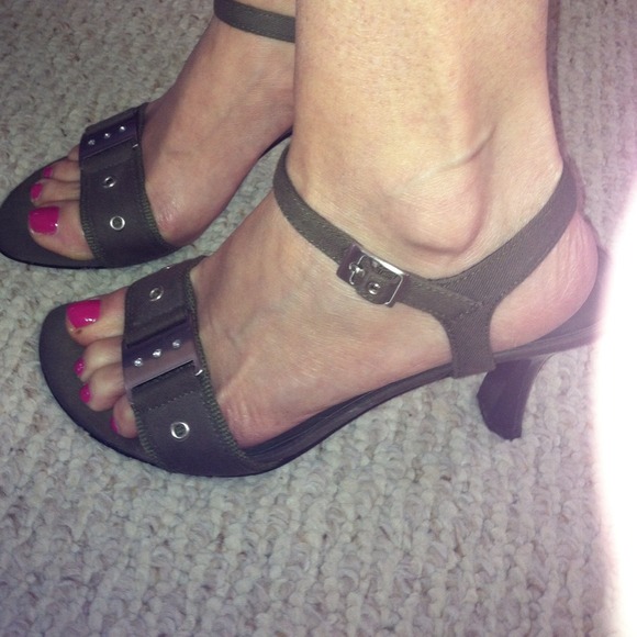 Sold-Bundle - Kenneth Cole sandals💋 and gap shirt - Picture 4 of 4