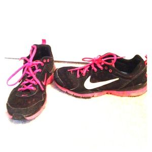 Nike training sneakers! Black & hot pink