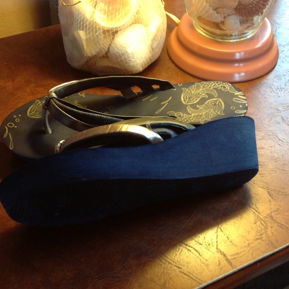 🐳 Dark blue flip-flops, metallic & koi details! - Picture 2 of 3