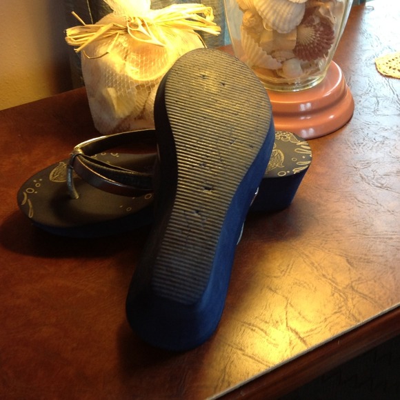 🐳 Dark blue flip-flops, metallic & koi details! - Picture 3 of 3