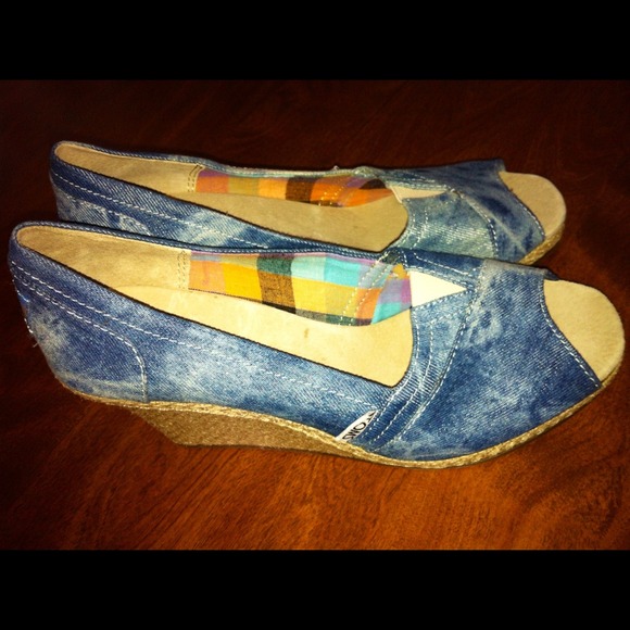 Toms Tie Dye Wedge Size 7W (fits like a reg 7)