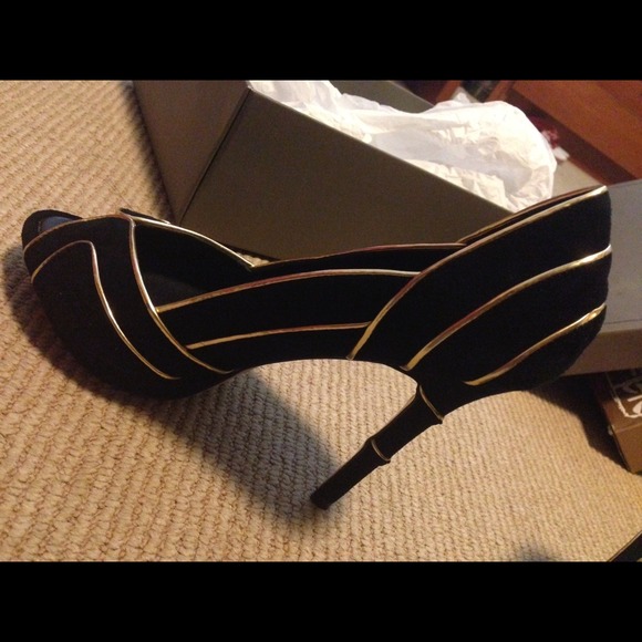 BCBG peep toe black heels - Picture 3 of 4