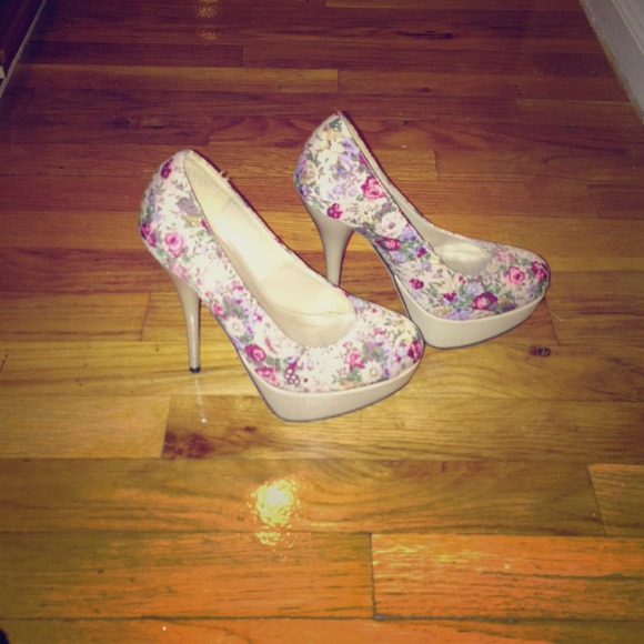 (RESERVED) Never used heels!