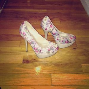 (RESERVED) Never used heels!