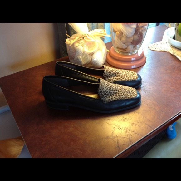 🐆Classic leather Naturalizer flats w/animal print - Picture 2 of 3