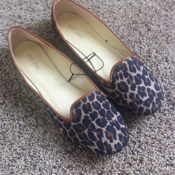 SOLD!!!!  Wet seal flats size10