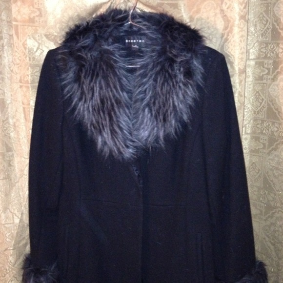 Black coat with fur on neck and sleeves - Picture 2 of 3