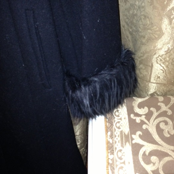 Black coat with fur on neck and sleeves - Picture 3 of 3