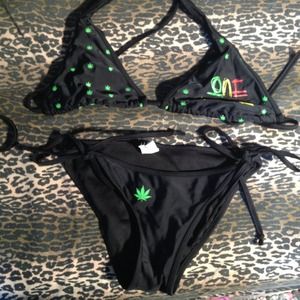 2 tops 1 bottom bathing suits