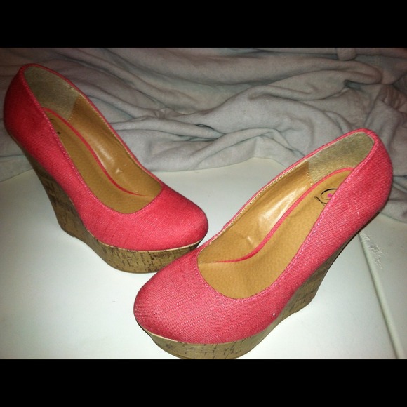 Brand new Coral wedges