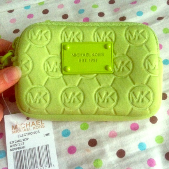 TRADEDMICHAEL KORS NWT authentic lime wristlet - Picture 1 of 4