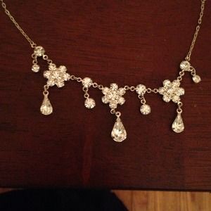 Dressy flower and tear drop necklace