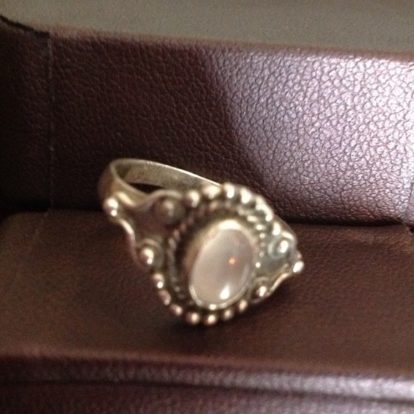 💥SOLD💥 sterling silver ring with center stone 🌻