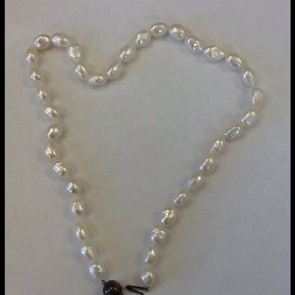 Cosmetic pearl necklace