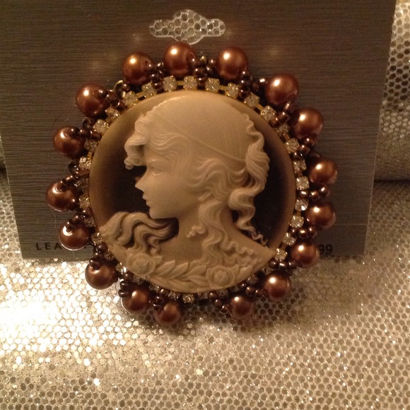 🔴🔴SOLD🔴🔴Lady Cameo Brooch